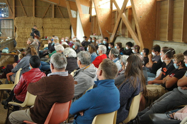 Le public, dans la bergerie des Acacias, Saint-Jean-en-Val (63)