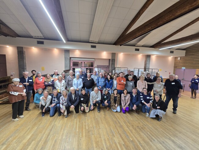 photo de groupe dans la salle des fêtes